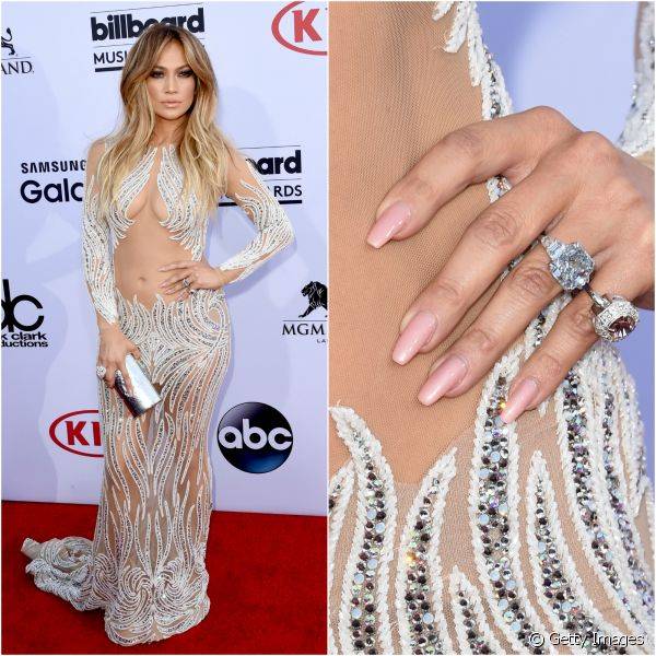 Jennifer Lopez apostou em um esmalte nude tradicional para pontinha dos dedos para compensar a ousadia do vestido